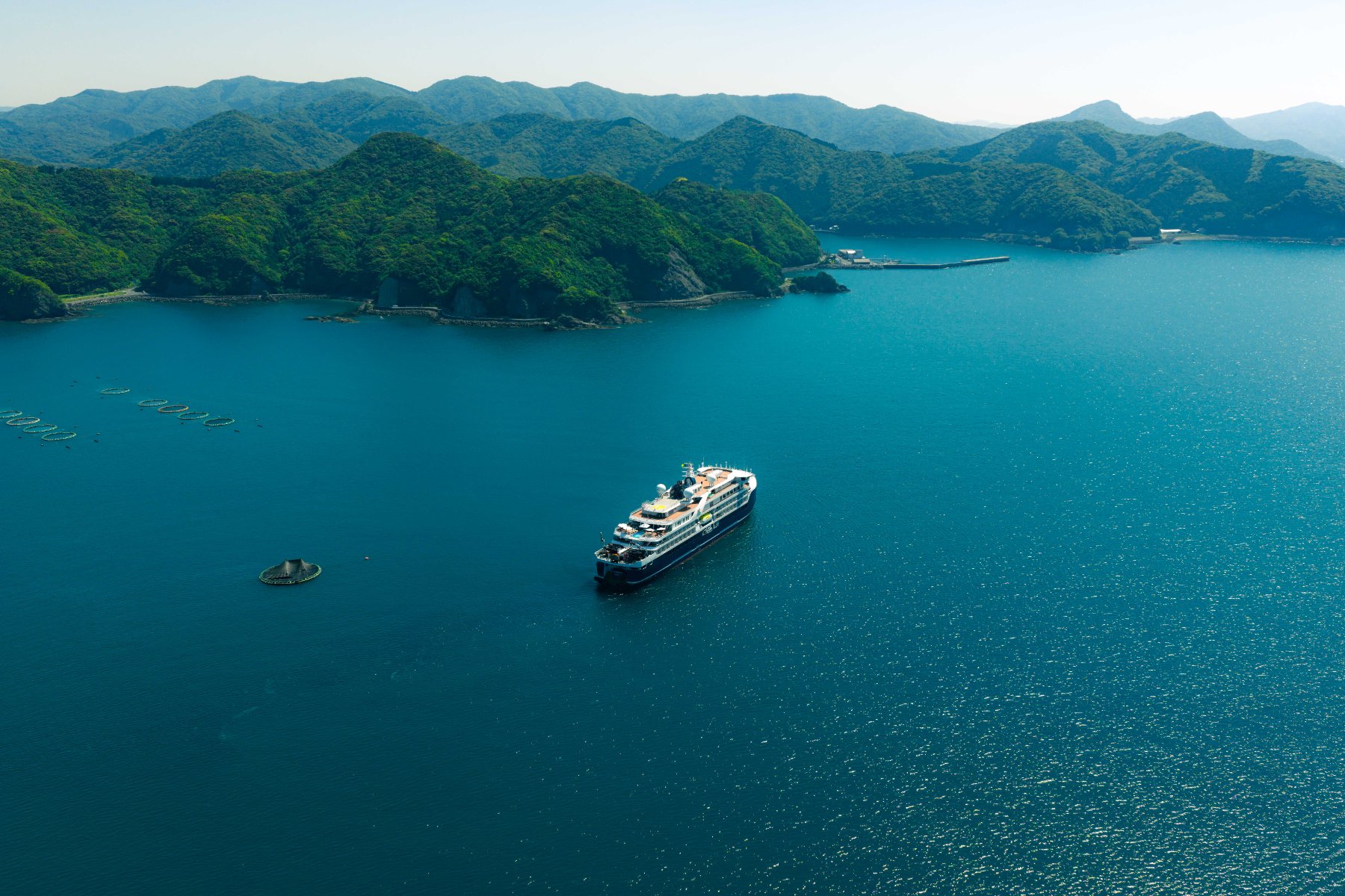 SH Minerva navegando junto à costa no Japão